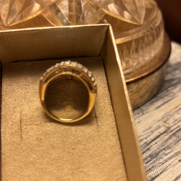 3.5 CTW  natural diamond cluster ring set in 10k gold. Size 7. - Picture 4 of 11